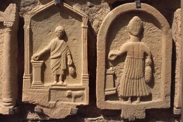 Stelae forestillende menneskelige figurer