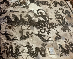 Gamle Ostia (Ostia). Mosaik af Neptuns udtryk på hans tank omgivet af delfiner og havmonstre