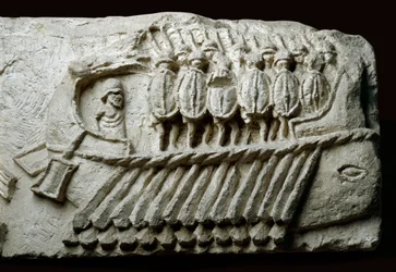 Afstøbning af et romersk bireme-krigsskib med bevæbnede soldater (relief på sten)