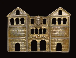 Fibula i form af en tre-etagers tredelt port af rustikket murværk, ca. 3. - tidligt 4. århundrede e.Kr. (forgyldt sølv)