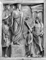 Marcus Aurelius (121-180 e.Kr.) Holder en tale ved forummet, eller Hadrian (76-138 e.Kr.) holder en begravelsestale for Sabine, sandsynligvis 3. eller 4. århundrede e.Kr. (marmor) (s/h foto)