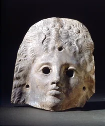 Maske for tragedier i romertiden. Museum for trappen. Milano