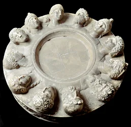 Romersk kunst: Marmoralter for de tolv guder fra Olympen - fra Gabii (Lazio) 1.-2. århundrede e.Kr. - Paris, Louvre-museet - Alter for de tolv guder fra Olympen - Marmorskulptur, fra Gabii (Lazio)