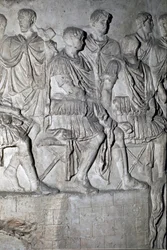 Romersk kunst: "" den romerske kejser Trajan på tribunen, der holder et krigsråd"" Form fra 1862, der gengiver basreliefferne af søjlen af Trajan (søjle Trajanus) (Colonna Traiana) i Rom bygget under kejser Trajans regeringstid ( 53-117). Trajane col