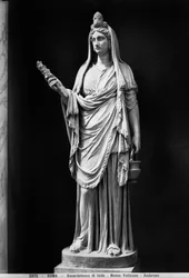 Statue af Isis (marmor)