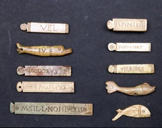 Teaterbilletter i elfenben fra romertiden. Museo della Scala i Milano