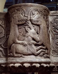 Dyr, der kæmper, detalje af prædikestolens ambo, relief