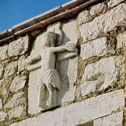 Kristus korsfæster Stenskulptur fra det 13. århundrede. Portal til den romanske kirke San Bartolomeo, Campobasso Italien