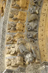 Detalje af den udskårne hvælving af facaden af katedralen Saint Marie, Oloron Sainte Marie (Atlantiske Pyrenæer)