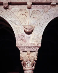 Detalje af Guds lam og symbol på evangelisten Luke, udskåret på Priory-tribunen