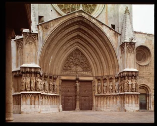 Gotisk kunst: detalje af den centrale portal til katedralen St. Thecle i Tarragona