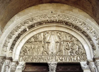 Den sidste dom, skulpteret tympanon i Saint-Lazare-katedralen i Autun, romansk kunst fra det 13. århundrede. Autun, Saône-et-Loire, Bourgogne, Frankrig.