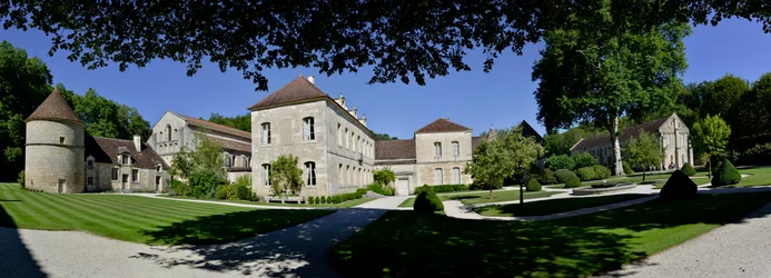 Romansk arkitektur: panoramaudsigt over cistercienserklosteret Fontenay, Bourgogne