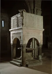 Romansk kunst: prædikestol i kirken udsmykket med marmor og relieffer, Santa Maria Maggiore-kirken (Tuscania, Italien)