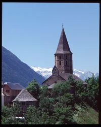 Udsigt over romansk kirke