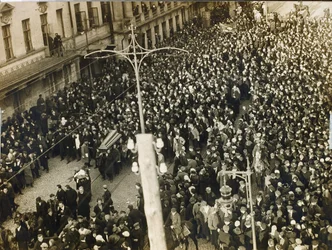 Begravelsesprocession for digteren Valery Yakovlevich Bryusov (1873-1924) i Moskva den 12. oktober