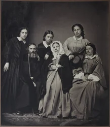 Portræt af forfatteren og leksikografen Vladimir Dahl (Dal) (1801-1872) med familie (hans kone Ekaterina Lvovna Sokolova (1819-1872) og døtre), Anonym. Albumin foto
