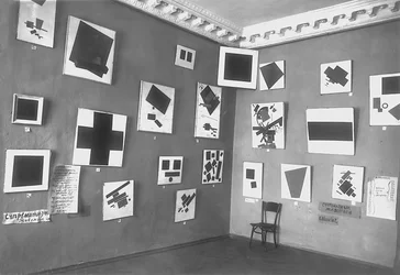Udsigt over rummet med Malevitjs Sorte kvadrat og andre suprematistiske malerier, Den sidste futuristiske maleriudstilling 0.10, Petrograd, vinter 1915-16