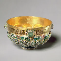 Præget skålsæt med cabouchon ædelstene og polykrom dekoration, 1653 (guld med ædelsten og perler)