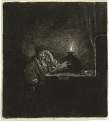 Student ved et bord ved levende lys