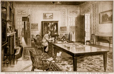Kontrollerer fjorten hundrede shell-fabrikker: Mr. Lloyd George, minister for ammunition, på arbejde, 1914-19