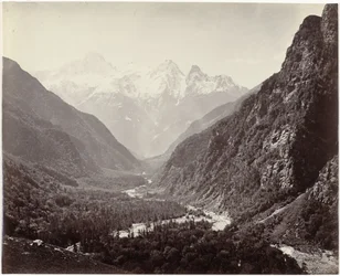 Udsigt over en dal og toppene i Srikanta, Indien Skovklædte dal fra Fulaldaru, med Srikanta-toppe i det fjerne (original titel)
