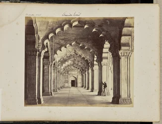Agra; Interiør af Motee Musjid, der viser midtergangen