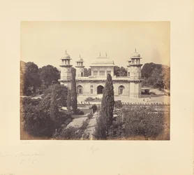 Agra; Prins Etmad-Dowlahs mausoleum, fra porten