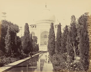 Agra; Taj, set fra springvandet
