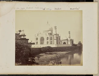 Agra; Taj Mahal set fra floden