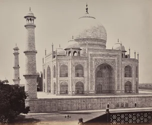 Agra. Udsigt over Taj fra et hjørne i firkanten
