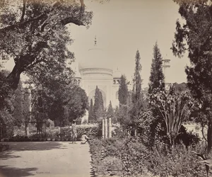 Agra. Udsigt til Taj fra haven