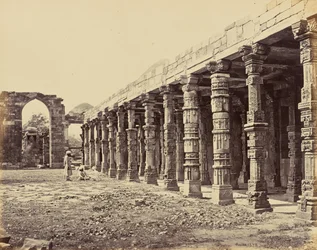 Delhi; Kolonnade af hindusøjler ved Qutb Minar, nordsiden