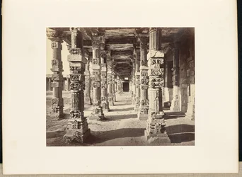 Delhi; Kutub Minar, indvendigt billede af den østlige søjlegang