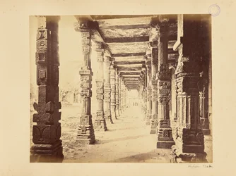 Delhi; Qutb Minar, interiørbillede af den nordlige søjlegang