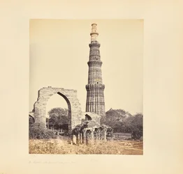 Delhi; Kutub Minar, med den store bue, fra vest