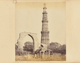 Delhi; Kutub Minar med Den Store Bue, set fra vest