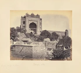 Fatehpur Sikri; den store port, set fra landsbyen