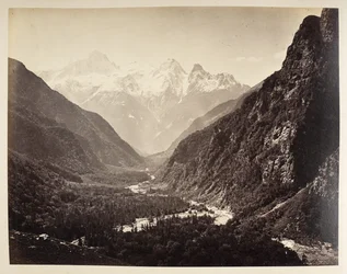 Udsigt ser ned på flodkløften og en naturlig klippebue, indrammet af træer, på Ganges ved Bhaironghati. Album med fotografier af Indien, hovedsageligt af Samuel Bourne1866