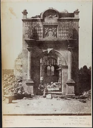Samuel Smith sidder foran den ødelagte Hunstanton Hall