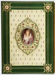 Et ovalt portræt af dronning Elizabeth I (grønt marokkansk læder, cremevandet silke, safirer, pai)