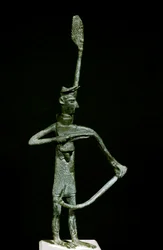 Nuragisk kultur (nuraghi) Sardinsk: bronzebueskyttestatuette. 8.-7. århundrede f.Kr. Cagliari, Nationalt Arkæologisk Museum, Sardinien, Italien