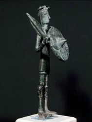 Nuragisk kultur (nuraghi) Sardinsk: bronzestatue af Teti-krigeren fra Arcosu-bjergene. 8.-7. århundrede f.Kr. Størrelse 24 cm Cagliari, Nationalt Arkæologisk Museum, Sardinien, Italien