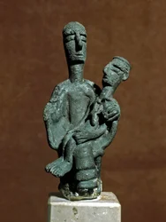 Nuragisk kultur (nuraghi) Sardinsk: bronzestatuette af gudinde, der støtter en død kriger. Fra Urzulei nær Nuoro. 8.-7. århundrede f.Kr. Cagliari, Nationalt Arkæologisk Museum, Sardinien, Italien