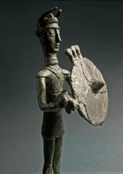 Nuragisk kultur (nuragher), sardinsk: bronzestatuette af en kriger med skjold. 8.-7. århundrede f.Kr. Museo Nazionale Preistorico Etnografico «Luigi Pigorini», Rom