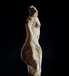 Nuragisk kultur (nuraghi) sardinsk: kalkstensstatuette af Venus steatopigic (form i lænden) (Venus de Macomer), der kommer fra Macomer, nær Nuoro. Daterer fra den prænuragiske periode (25.-18. århundrede f.Kr.) Eneolitikum. Cagliari, det nationale arkæolog