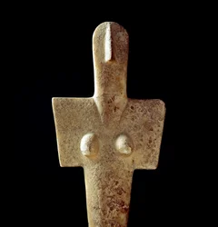 Nuragisk kultur (nuraghi) sardinsk: kalkstensstatuette af modergudinde, afgud af kykladisk type, fra Senorbi (Trexenta-regionen), der stammer fra den prænuragiske periode (20. århundrede f.Kr.) Eneolitikum. Svag. 42 cm Cagliari, Museo Nazionale Archeologic