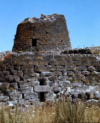 Nuragisk kultur (nuraghi) Sardinsk: ruinerne af den nuragiske by på megalitstedet Santu Ante: det centrale tårn. 1600-1450 f.Kr. Torralba, Sardinien Italien
