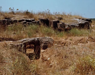 Nuragisk kultur (nuraghi) Sardinsk: ruinerne af den præ-nuragiske by på det megalitiske område Anghelu Ruju: det centrale tårn. 20. århundrede f.Kr. Alghero, Sardinien Italien