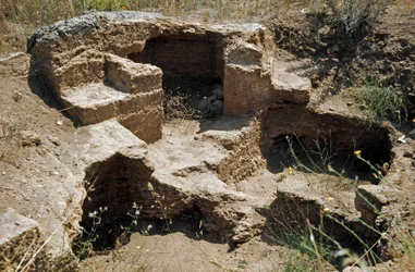 Nuragisk kultur (nuraghi) Sardinsk: ruinerne af den præ-nuragiske by på det megalitiske område Anghelu Ruju: det centrale tårn. 20. århundrede f.Kr. Alghero, Sardinien Italien